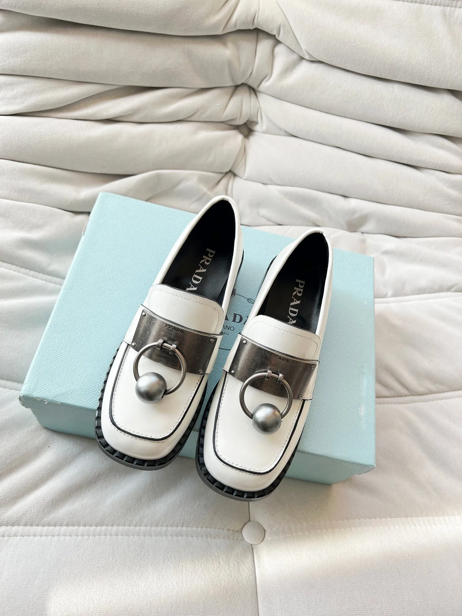 👟👟Ex-factory price 560👟👟 Prada’s new spring and summer women’s clothing｜Absolutely beautiful🥰Exception! Extra number! Anita will continue to update the latest SS25 catwalk pre-sale models, with novel logos as soul mates. Full of fun ~ Adhering to the trend-setting vane, you must believe in Prada's ability to capture fashion. 35-42 yards